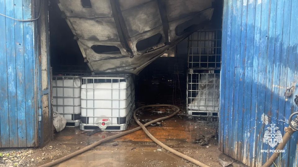 В Ярославле горело здание автосервиса В Ярославле горело здание автосервиса