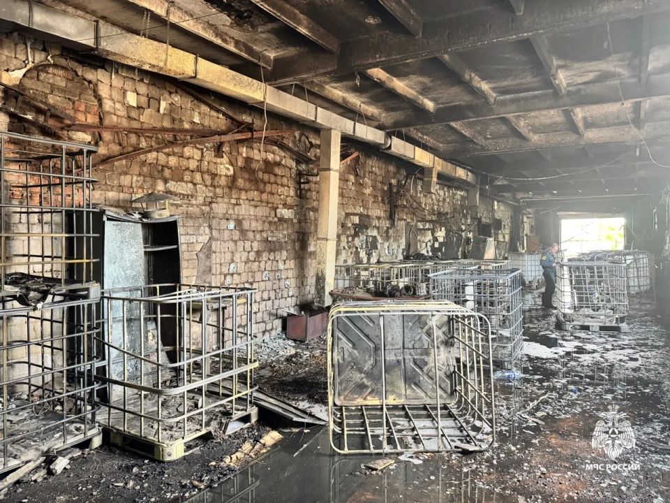 В Ярославле горело здание автосервиса В Ярославле горело здание автосервиса