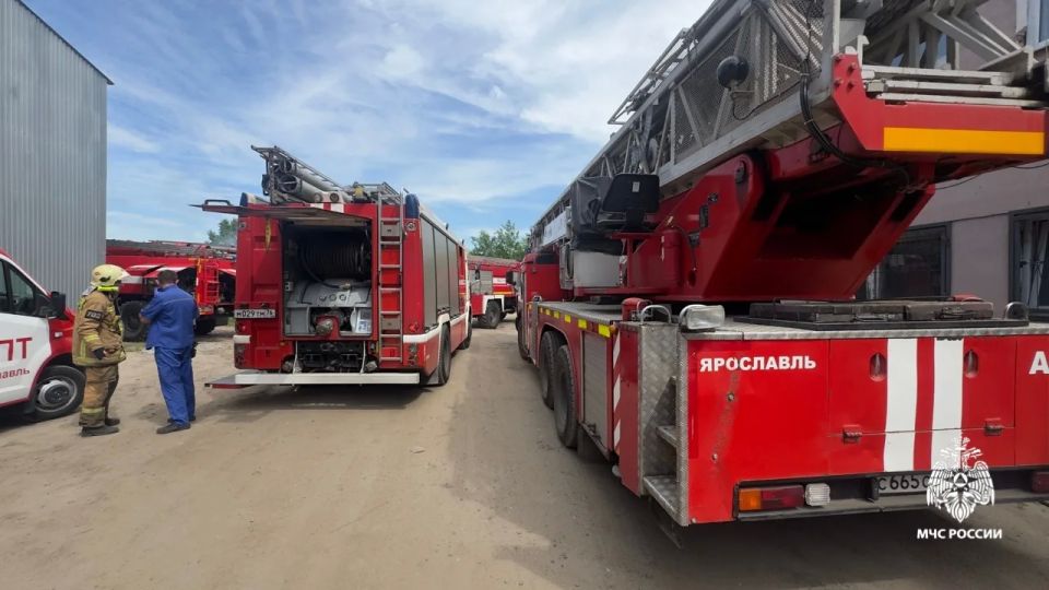 В Ярославле горело здание автосервиса В Ярославле горело здание автосервиса