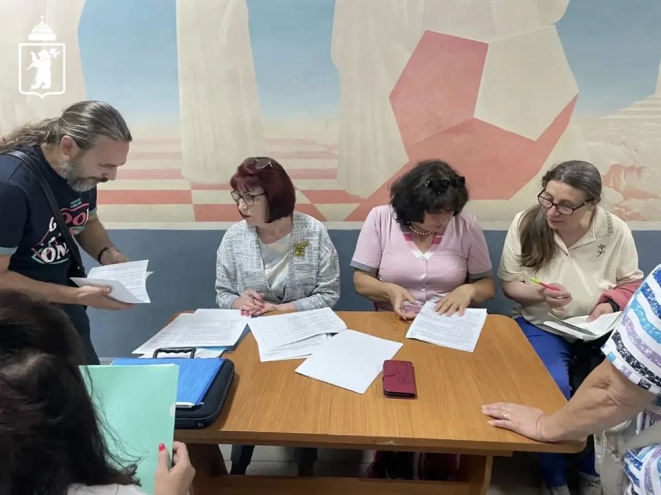 Мэр Ярославля встретился с жильцами сгоревшего дома на улице Стачек Мэр Ярославля встретился с жильцами сгоревшего дома на улице Стачек