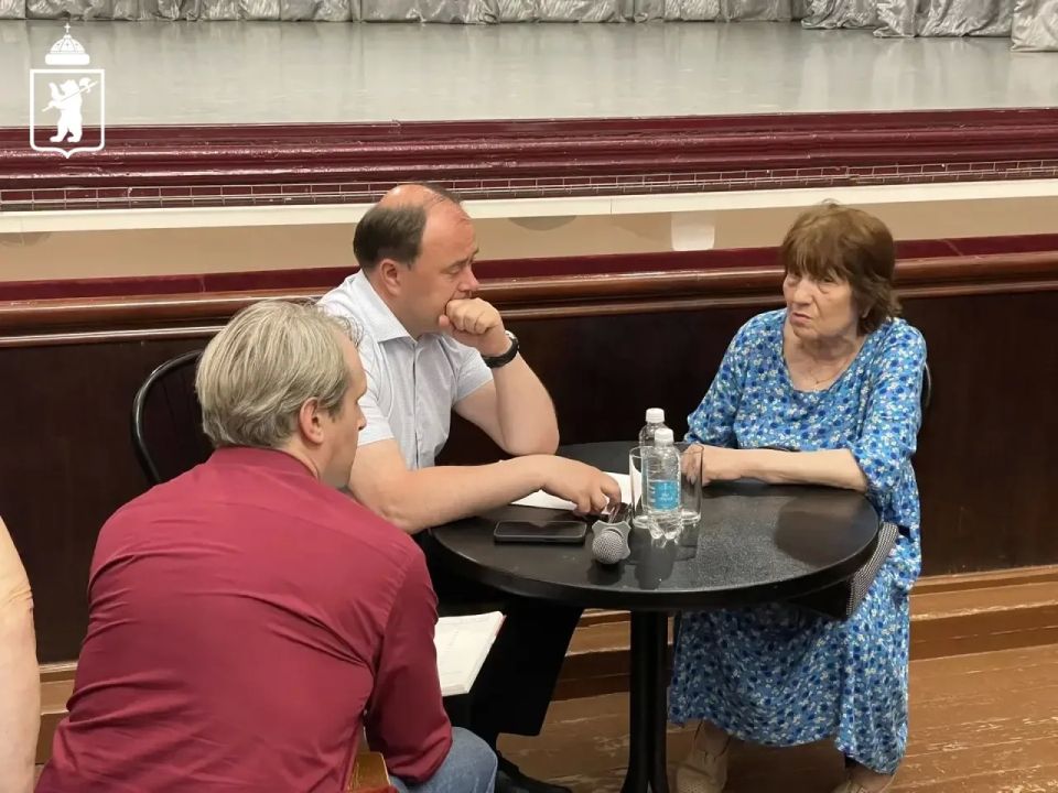 Мэр Ярославля встретился с жильцами сгоревшего дома на улице Стачек Мэр Ярославля встретился с жильцами сгоревшего дома на улице Стачек