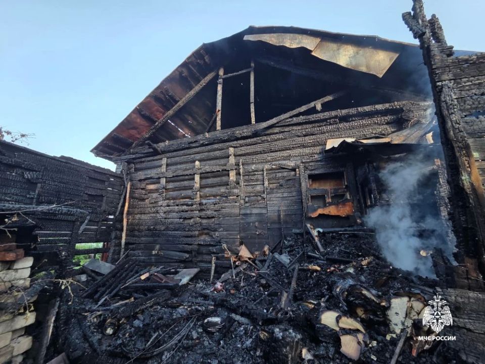 В Ярославле горел дом. На улице 8 марта произошло загорание дома на 3 семьи В Ярославле горел дом. На улице 8 марта произошло загорание дома на 3 семьи