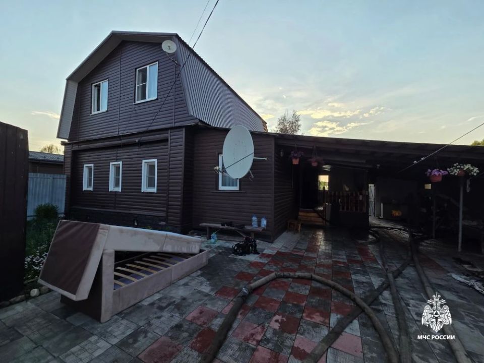 В Ярославле горел дом. На улице 8 марта произошло загорание дома на 3 семьи В Ярославле горел дом. На улице 8 марта произошло загорание дома на 3 семьи
