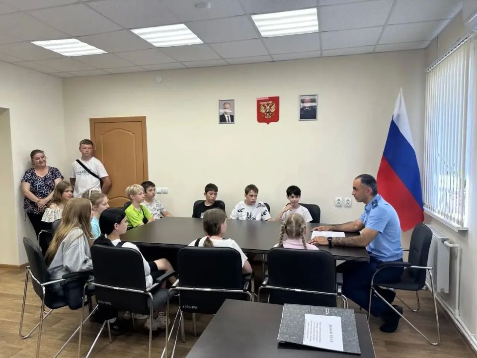 В рамках мероприятий по патриотическому воспитанию прокуратура Первомайского района в канун Дня России организовала экскурсию для воспитанников Пречистенской школы В рамках мероприятий по патриотическому воспитанию прокуратура Первомайского района в канун Дня России организовала экскурсию для воспитанников Пречистенской школы