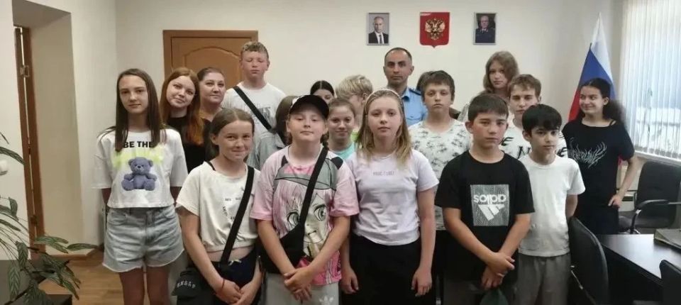 В рамках мероприятий по патриотическому воспитанию прокуратура Первомайского района в канун Дня России организовала экскурсию для воспитанников Пречистенской школы В рамках мероприятий по патриотическому воспитанию прокуратура Первомайского района в канун Дня России организовала экскурсию для воспитанников Пречистенской школы