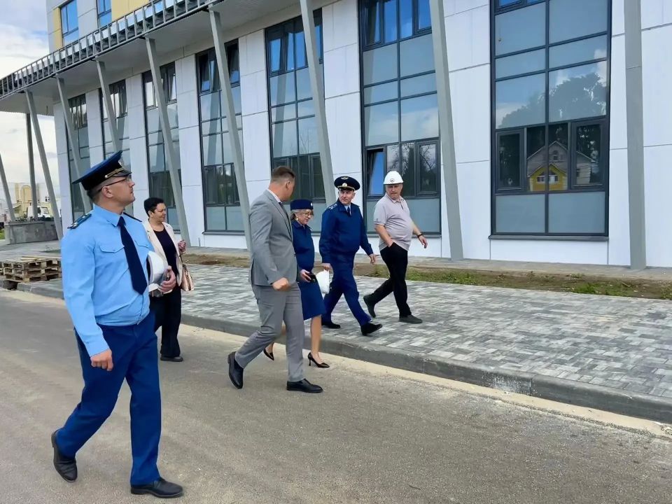 Заместитель прокурора Ярославской области Андрей Смирнов проверил ход строительства стационарного корпуса областной детской клинической больницы в Ярославле Заместитель прокурора Ярославской области Андрей Смирнов проверил ход строительства стационарного корпуса областной детской клинической больницы в Ярославле