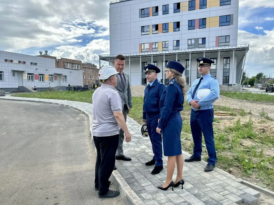 Заместитель прокурора Ярославской области Андрей Смирнов проверил ход строительства стационарного корпуса областной детской клинической больницы в Ярославле Заместитель прокурора Ярославской области Андрей Смирнов проверил ход строительства стационарного корпуса областной детской клинической больницы в Ярославле