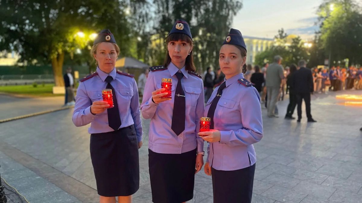 Офицеры регионального следственного управления приняли участие в мероприятии «Свеча памяти» Офицеры регионального следственного управления приняли участие в мероприятии «Свеча памяти»