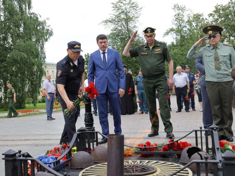 Ярославские полицейские и общественники присоединились к Всероссийской мемориальной акции "Свеча памяти" Ярославские полицейские и общественники присоединились к Всероссийской мемориальной акции "Свеча памяти"