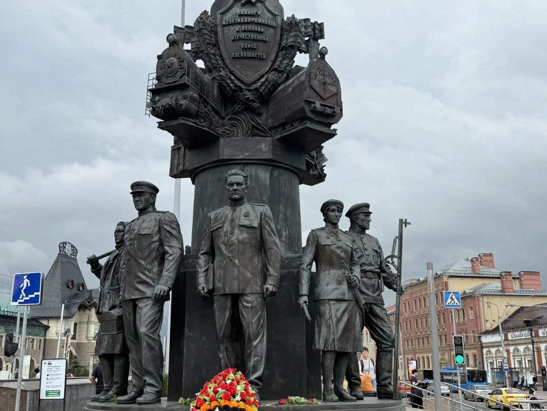 «Свеча памяти»: полицейские ЛУ МВД России на станции МоскваЯрославская почтили подвиг героев «Свеча памяти»: полицейские ЛУ МВД России на станции МоскваЯрославская почтили подвиг героев