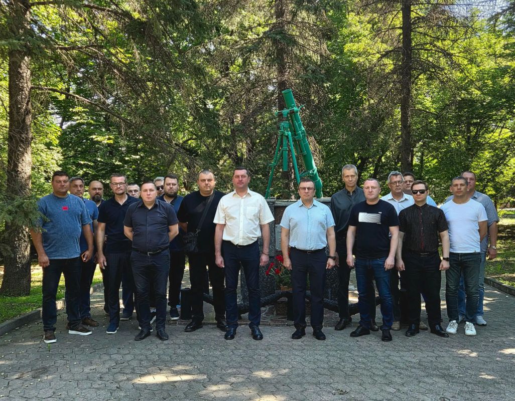 В Донецке в День памяти и скорби прокурор Фрунзенского района города Ярославля в отставке Олег Добрынин принял участие в торжественной церемонии возложения цветов к мемориалам памяти участников Великой Отечественной войны В Донецке в День памяти и скорби прокурор Фрунзенского района города Ярославля в отставке Олег Добрынин принял участие в торжественной церемонии возложения цветов к мемориалам памяти участников Великой Отечественной войны