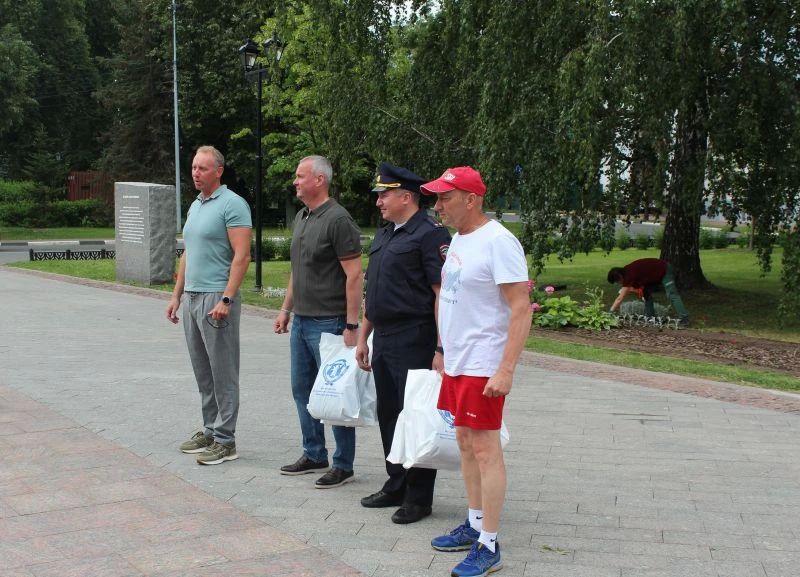 Сотрудники ярославской полиции встретились с участниками сверхмарафона «Дети против наркотиков – я выбираю спорт!» Сотрудники ярославской полиции встретились с участниками сверхмарафона «Дети против наркотиков – я выбираю спорт!»