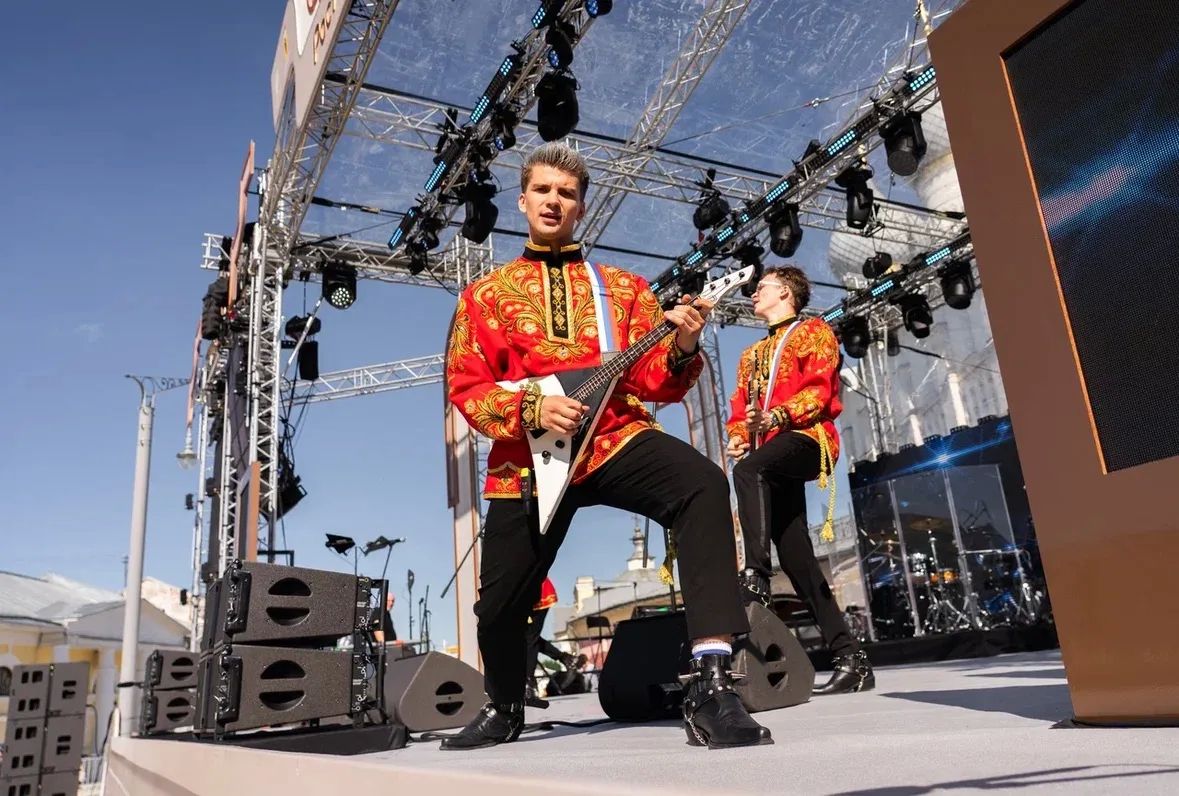 «Ростов Великий. Фест» собрал шесть тысяч зрителей под открытым небом «Ростов Великий. Фест» собрал шесть тысяч зрителей под открытым небом
