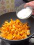 Летнее блюдо из лисичек и хрустящего картофеля