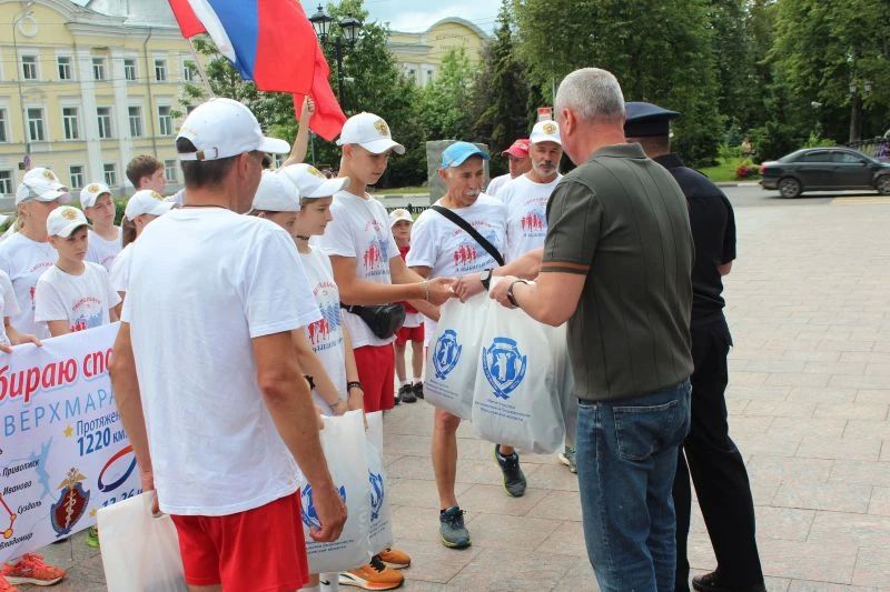 Сотрудники ярославской полиции встретились с участниками сверхмарафона «Дети против наркотиков – я выбираю спорт!» Сотрудники ярославской полиции встретились с участниками сверхмарафона «Дети против наркотиков – я выбираю спорт!»