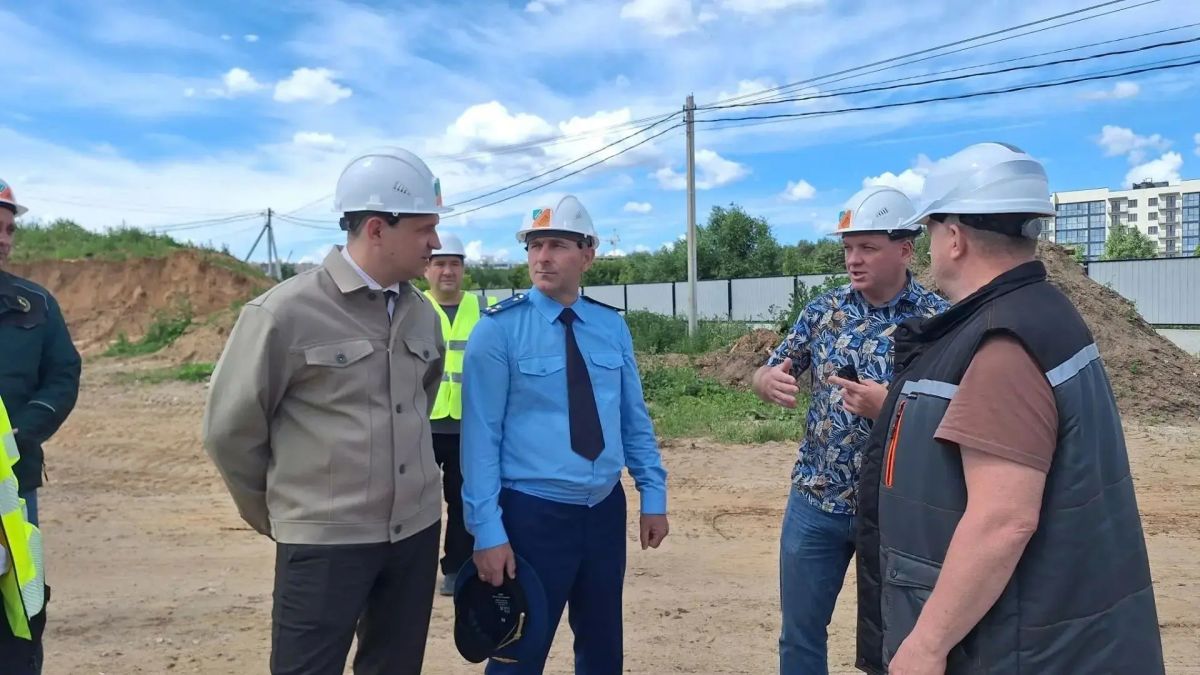 Заместитель прокурора Ярославской области Андрей Смирнов проверил ход строительства школы на 1100 месте в посёлке Красный Бор Ярославского района, которое осуществляется в рамках реализации национального проекта «Молодёжь и... Заместитель прокурора Ярославской области Андрей Смирнов проверил ход строительства школы на 1100 месте в посёлке Красный Бор Ярославского района, которое осуществляется в рамках реализации национального проекта «Молодёжь и...
