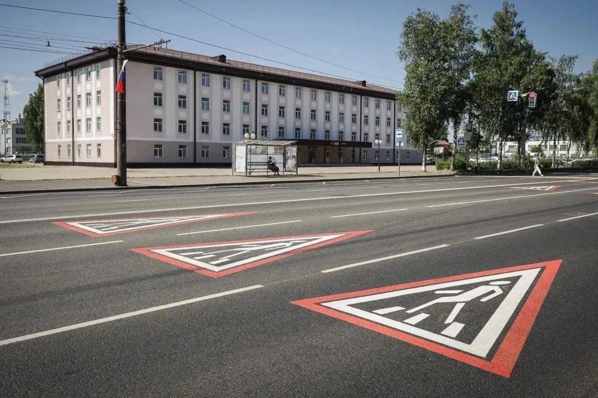 На дорогах Рыбинска появилась красная разметка На дорогах Рыбинска появилась красная разметка