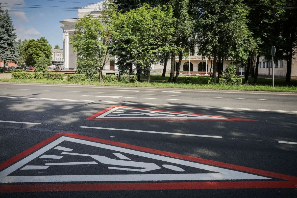 В Рыбинске на дорожной разметке дополнительно использовали красный цвет В Рыбинске на дорожной разметке дополнительно использовали красный цвет