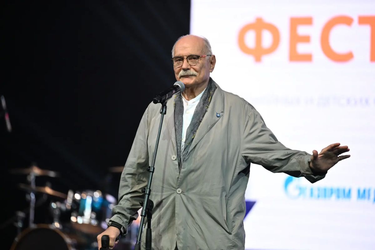 Михаил Евраев: С огромным удовольствием поприветствовал участников и гостей XXI Международного кинофестиваля «В кругу семьи», который сегодня открылся в Ярославле Михаил Евраев: С огромным удовольствием поприветствовал участников и гостей XXI Международного кинофестиваля «В кругу семьи», который сегодня открылся в Ярославле