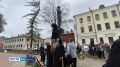 В Ярославле сегодня состоялось открытие памятника основателю турмаршрута «Золотое кольцо» Юрию Бычкову