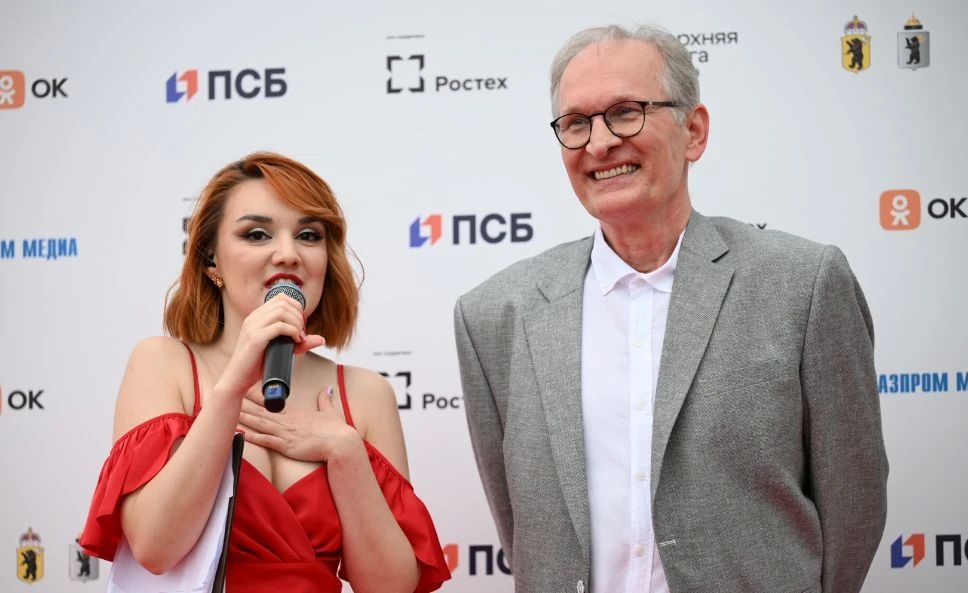 Михаил Евраев: С огромным удовольствием поприветствовал участников и гостей XXI Международного кинофестиваля «В кругу семьи», который сегодня открылся в Ярославле Михаил Евраев: С огромным удовольствием поприветствовал участников и гостей XXI Международного кинофестиваля «В кругу семьи», который сегодня открылся в Ярославле
