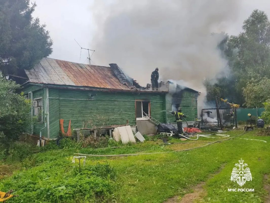 Крупный пожар в частном доме в Ярославле: пострадали три ребенка Крупный пожар в частном доме в Ярославле: пострадали три ребенка