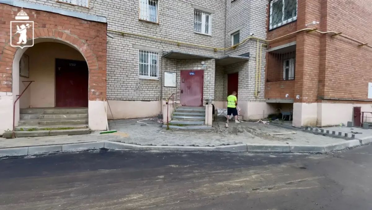Во Фрунзенском районе продолжаются работы по благоустройству дворов Во Фрунзенском районе продолжаются работы по благоустройству дворов