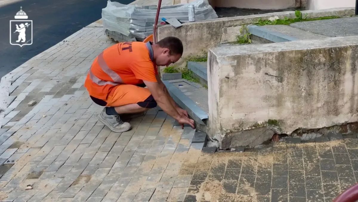 Во Фрунзенском районе продолжаются работы по благоустройству дворов Во Фрунзенском районе продолжаются работы по благоустройству дворов