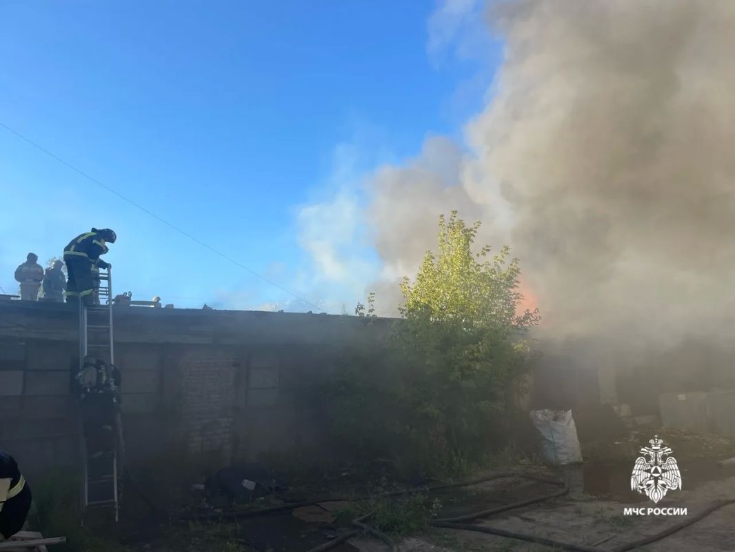 Пожарные МЧС России ликвидировали возгорание в Рыбинске Пожарные МЧС России ликвидировали возгорание в Рыбинске