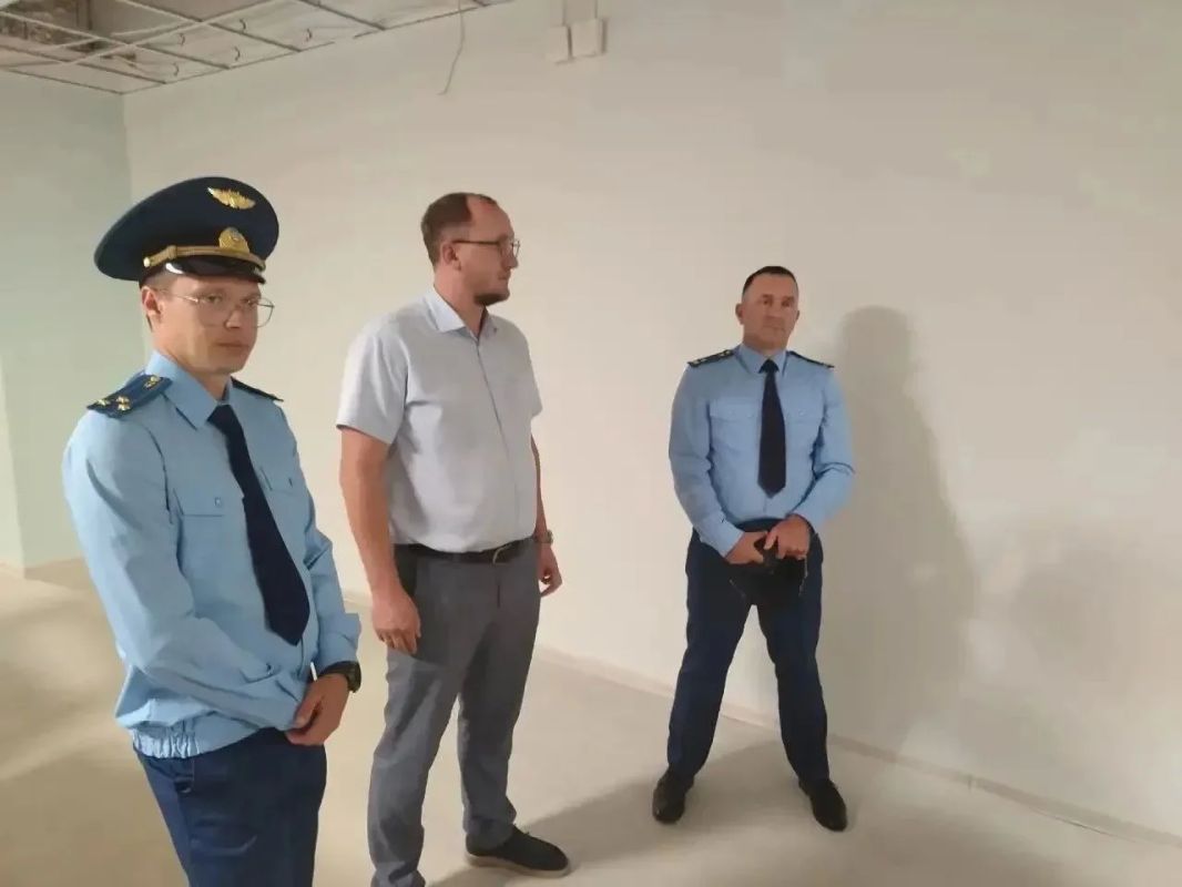 Заместитель прокурора Ярославской области Андрей Смирнов проверили ход строительства корпуса средней школы N 5 имени 63-го Угличского пехотного полка на 800 мест в городе Угличе Заместитель прокурора Ярославской области Андрей Смирнов проверили ход строительства корпуса средней школы N 5 имени 63-го Угличского пехотного полка на 800 мест в городе Угличе