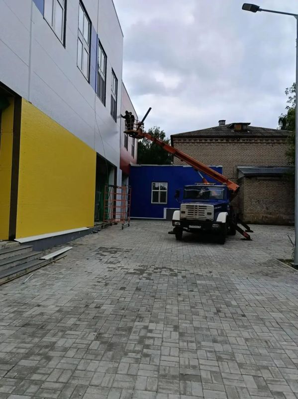 Заместитель прокурора Ярославской области Андрей Смирнов проверили ход строительства корпуса средней школы N 5 имени 63-го Угличского пехотного полка на 800 мест в городе Угличе Заместитель прокурора Ярославской области Андрей Смирнов проверили ход строительства корпуса средней школы N 5 имени 63-го Угличского пехотного полка на 800 мест в городе Угличе