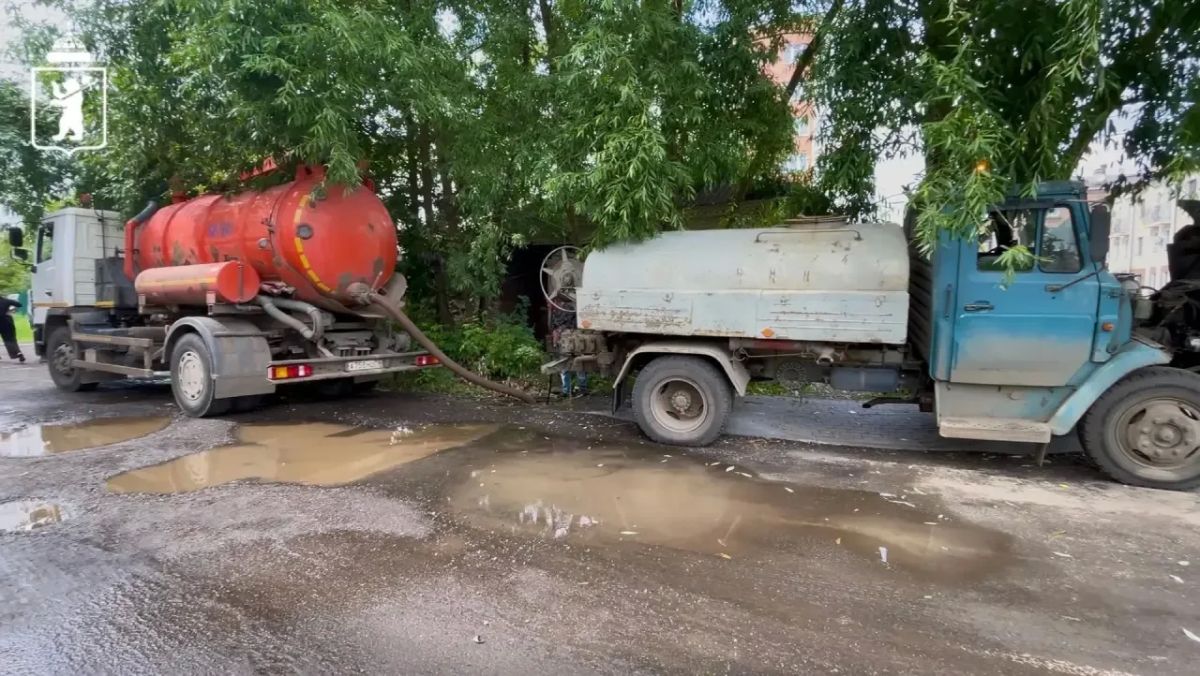 Специалисты устраняют последствия сильного ливня Специалисты устраняют последствия сильного ливня