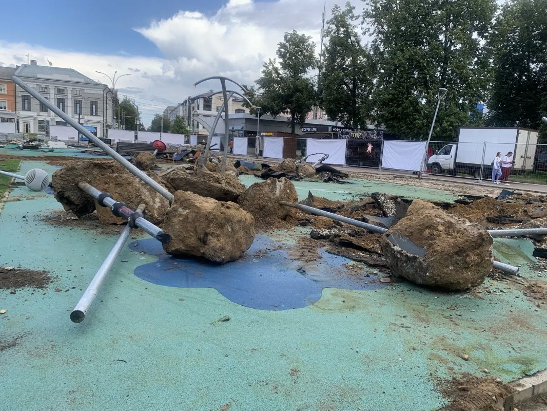 Заместитель министра строительства и ЖКХ Ярославской области Елена Дмитриевская и депутат областной Думы Андрей Щенников оценили темпы работ на площади Юности, где сейчас идёт благоустройство по федеральному проекту Заместитель министра строительства и ЖКХ Ярославской области Елена Дмитриевская и депутат областной Думы Андрей Щенников оценили темпы работ на площади Юности, где сейчас идёт благоустройство по федеральному проекту