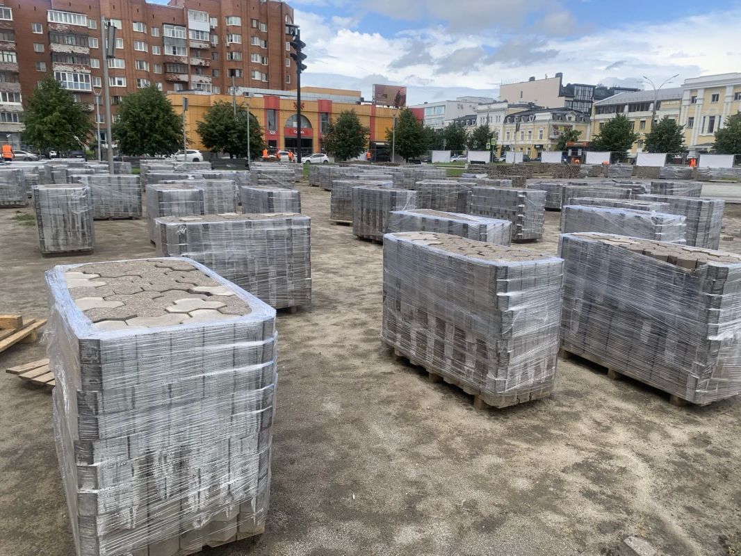 Заместитель министра строительства и ЖКХ Ярославской области Елена Дмитриевская и депутат областной Думы Андрей Щенников оценили темпы работ на площади Юности, где сейчас идёт благоустройство по федеральному проекту Заместитель министра строительства и ЖКХ Ярославской области Елена Дмитриевская и депутат областной Думы Андрей Щенников оценили темпы работ на площади Юности, где сейчас идёт благоустройство по федеральному проекту