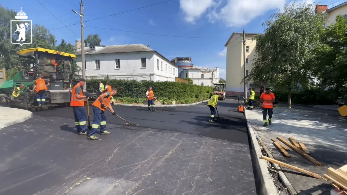 В Ярославле продолжается благоустройство дворовых территорий В Ярославле продолжается благоустройство дворовых территорий