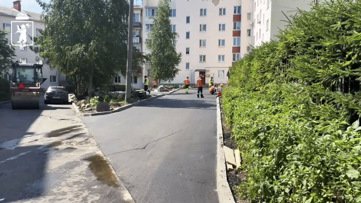 В Ярославле продолжается благоустройство дворовых территорий В Ярославле продолжается благоустройство дворовых территорий