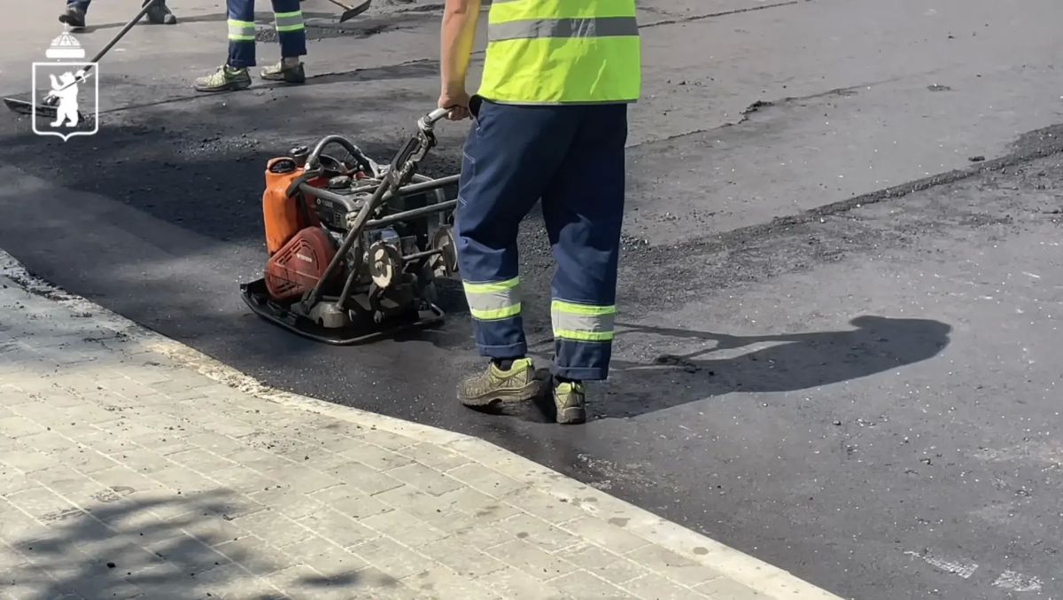 В Ярославле продолжается благоустройство дворовых территорий В Ярославле продолжается благоустройство дворовых территорий