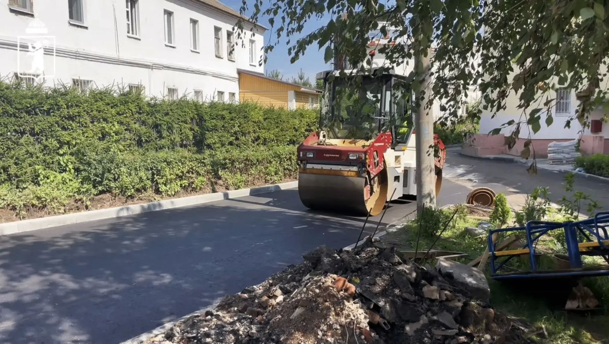 В Ярославле продолжается благоустройство дворовых территорий