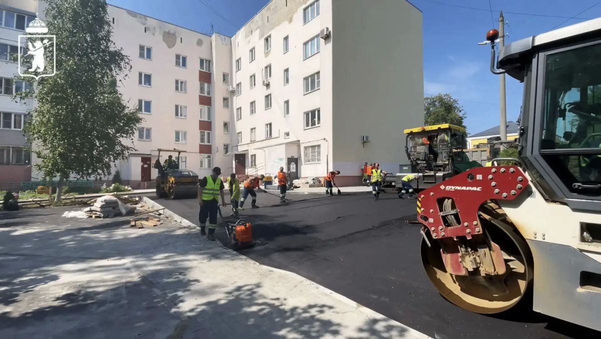 В Ярославле продолжается благоустройство дворовых территорий В Ярославле продолжается благоустройство дворовых территорий