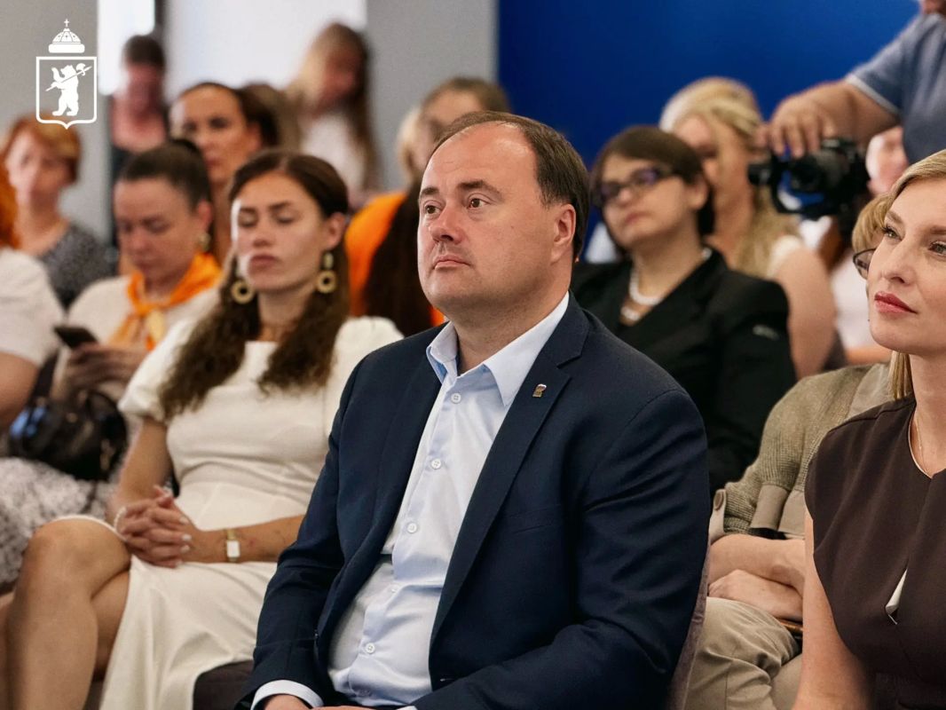 Артём Молчанов: Обсудили развитие сферы образования вместе с представителями общественных организаций Артём Молчанов: Обсудили развитие сферы образования вместе с представителями общественных организаций