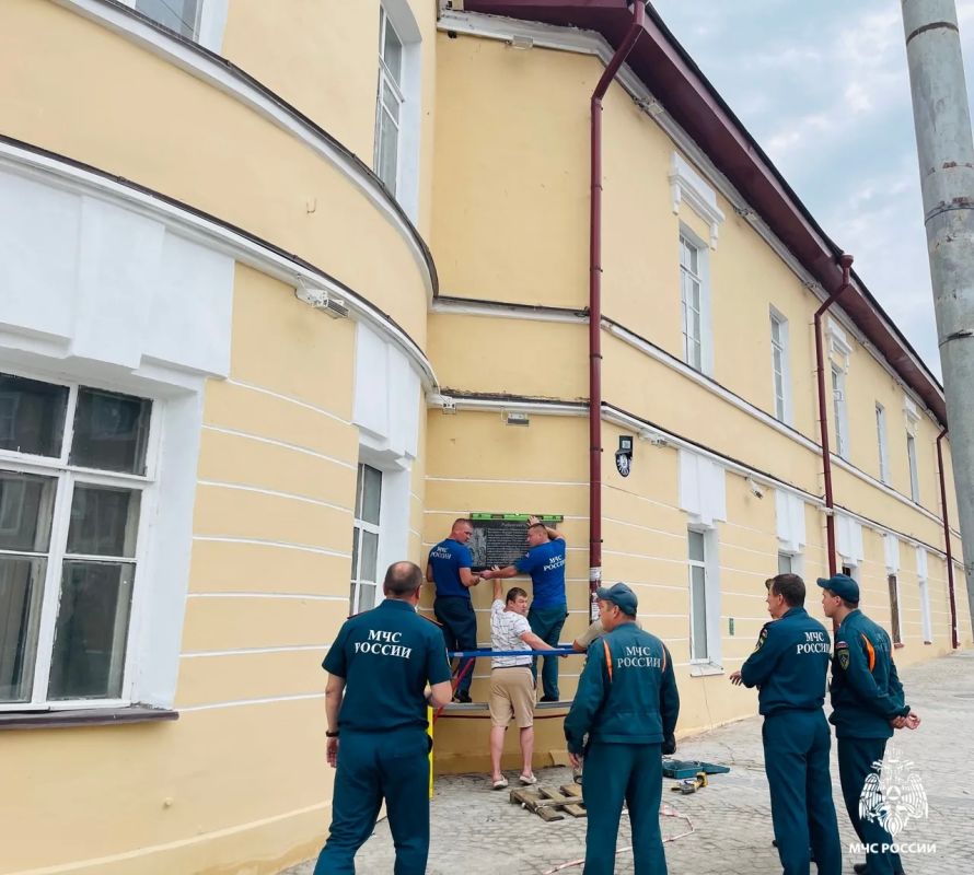 В Рыбинске на легендарной пожарной каланче открыта мемориальная доска