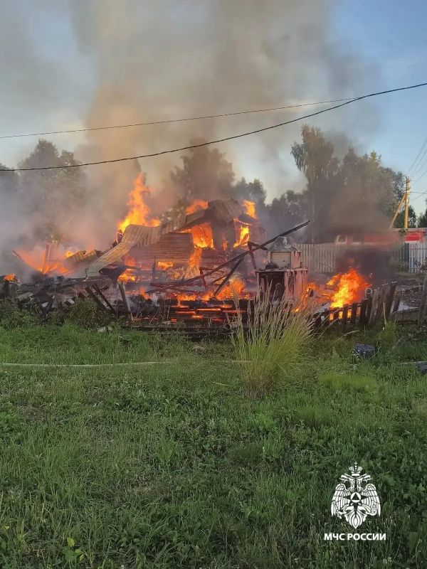 Пожарные не допустили распространение пожара на рядом стоящие дома Пожарные не допустили распространение пожара на рядом стоящие дома