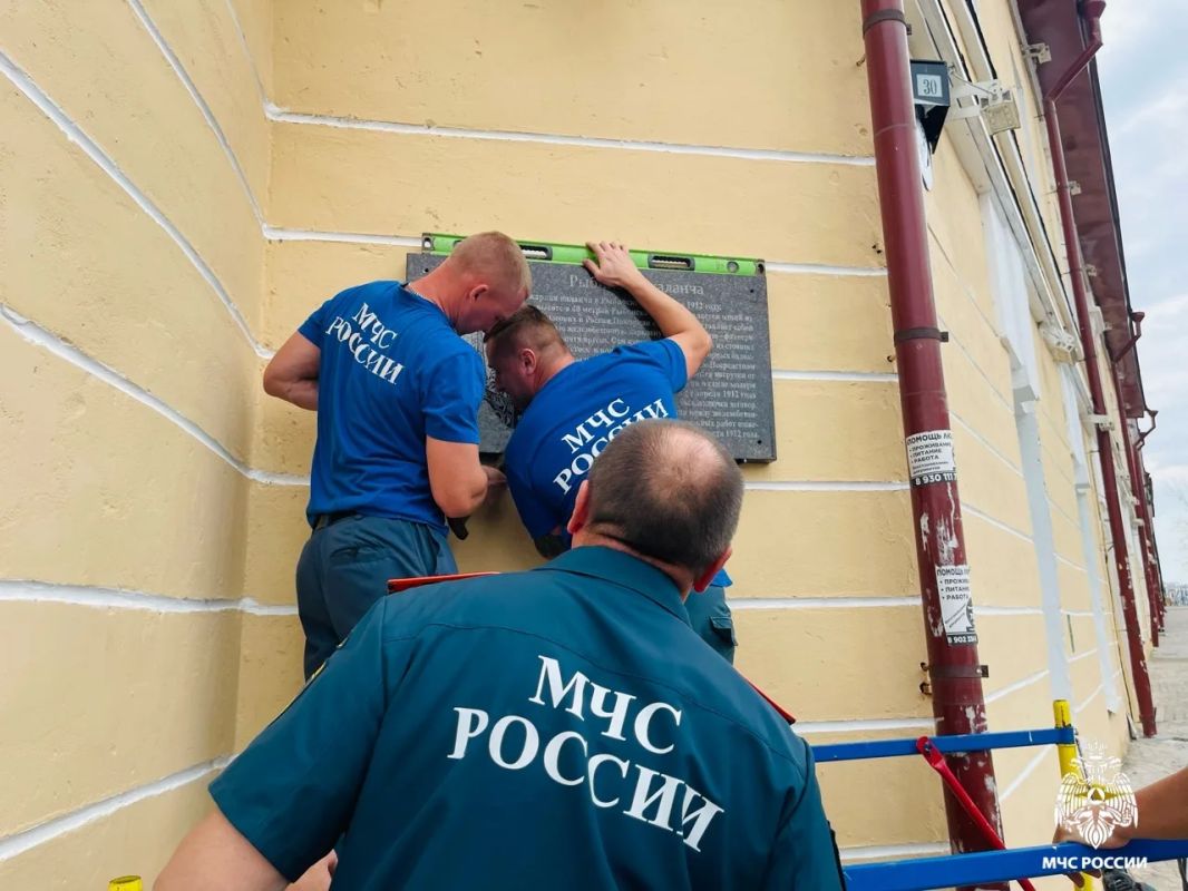 В Рыбинске на легендарной пожарной каланче открыта мемориальная доска В Рыбинске на легендарной пожарной каланче открыта мемориальная доска