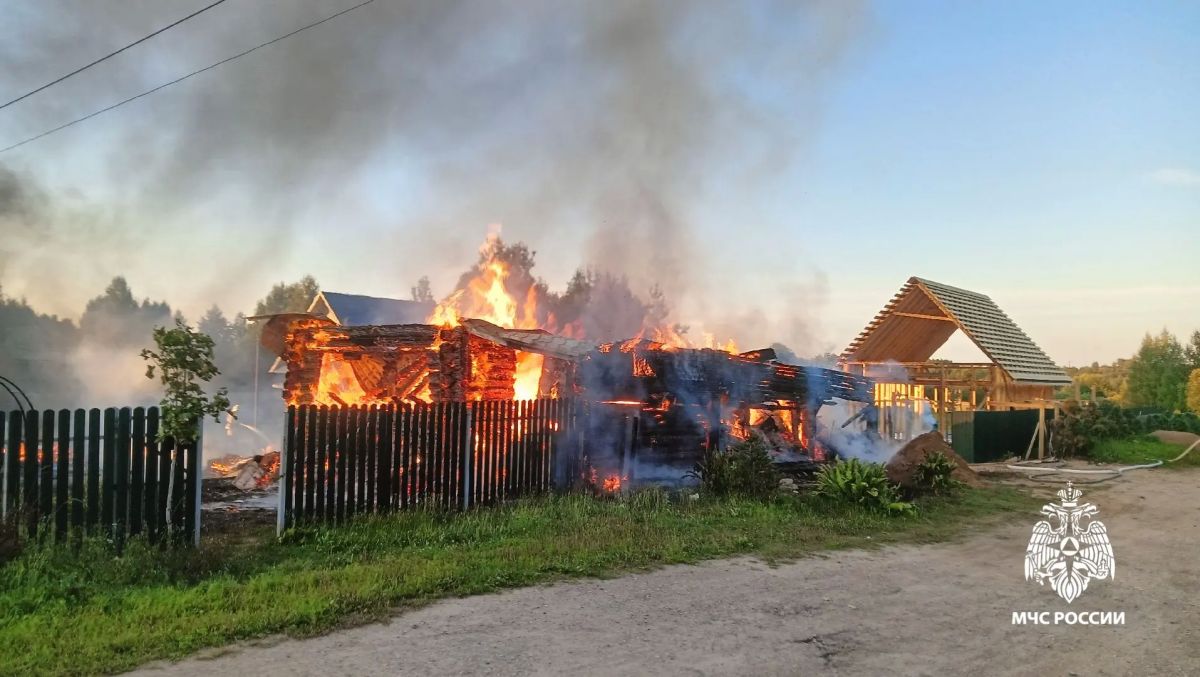 Пожарные не допустили распространение пожара на рядом стоящие дома Пожарные не допустили распространение пожара на рядом стоящие дома