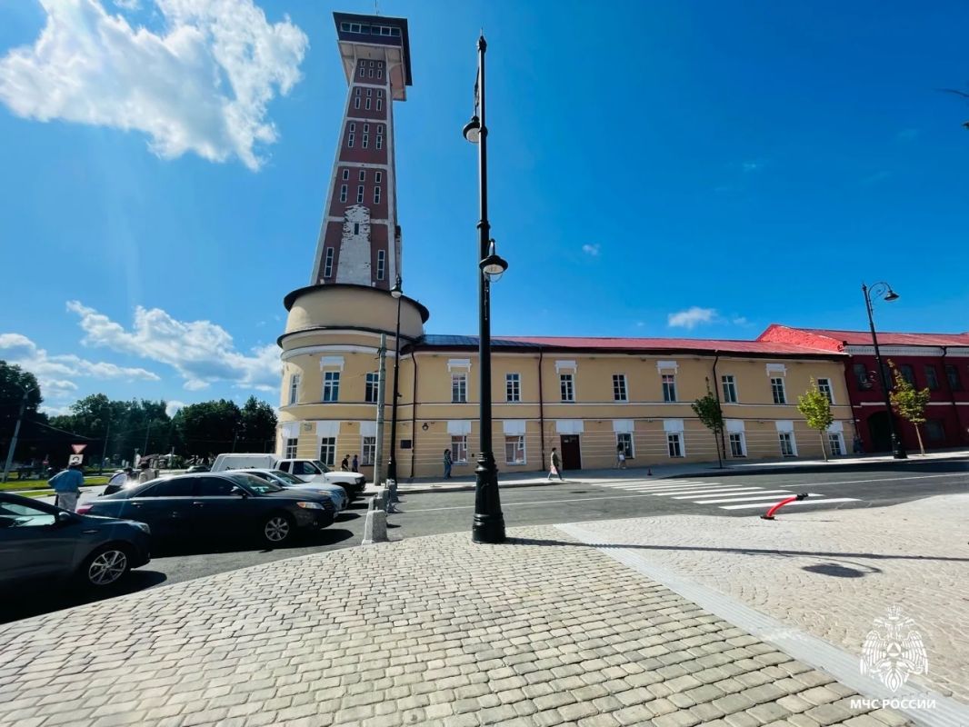 В Рыбинске на легендарной пожарной каланче открыта мемориальная доска В Рыбинске на легендарной пожарной каланче открыта мемориальная доска