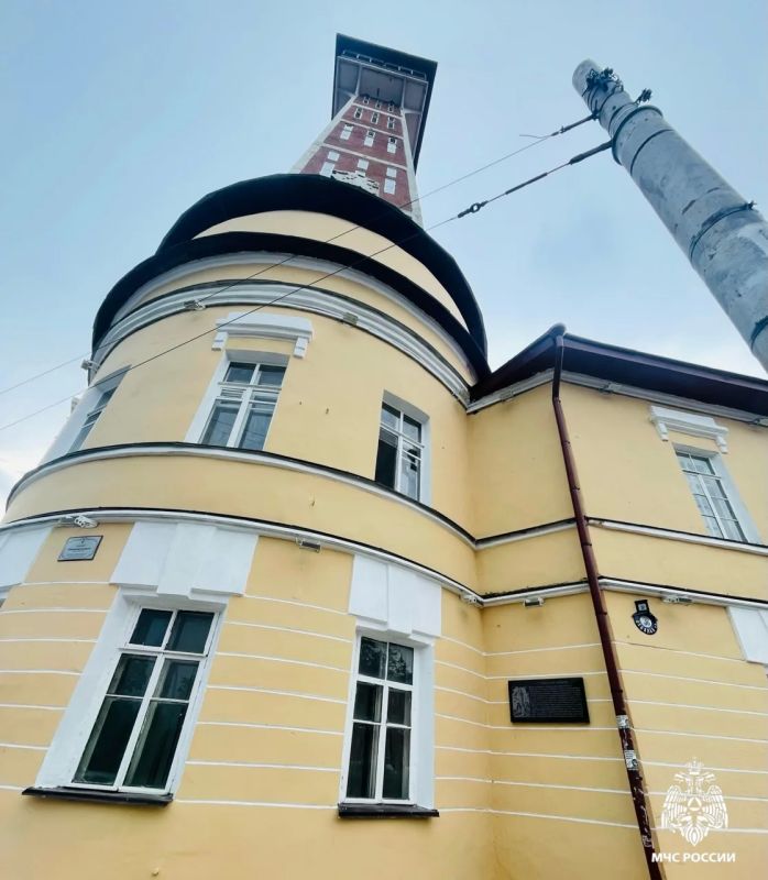 В Рыбинске на легендарной пожарной каланче открыта мемориальная доска В Рыбинске на легендарной пожарной каланче открыта мемориальная доска