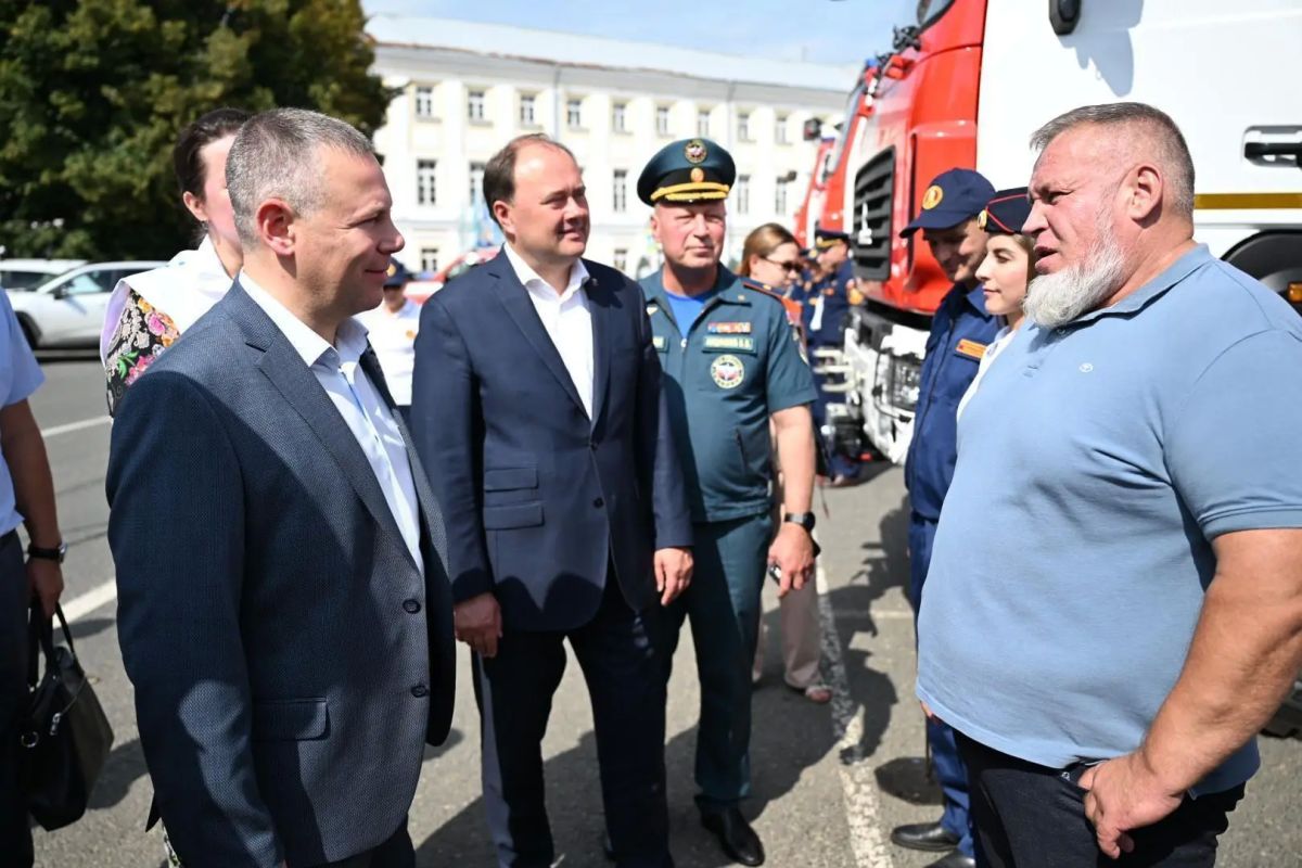 Михаил Евраев: Вручил пожарно-спасательной службе региона ключи от пяти новых пожарных машин Михаил Евраев: Вручил пожарно-спасательной службе региона ключи от пяти новых пожарных машин