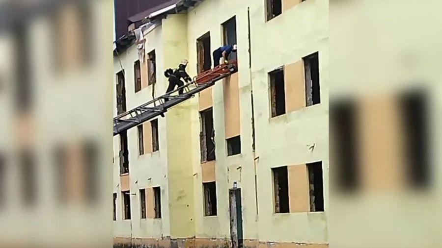 В Рыбинске в аварийном доме на улице Щепкина мужчина сломал ногу