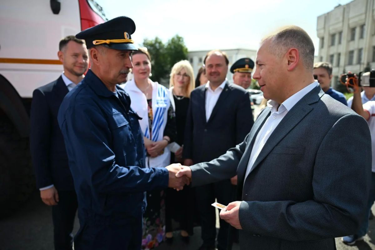 Михаил Евраев: Вручил пожарно-спасательной службе региона ключи от пяти новых пожарных машин Михаил Евраев: Вручил пожарно-спасательной службе региона ключи от пяти новых пожарных машин