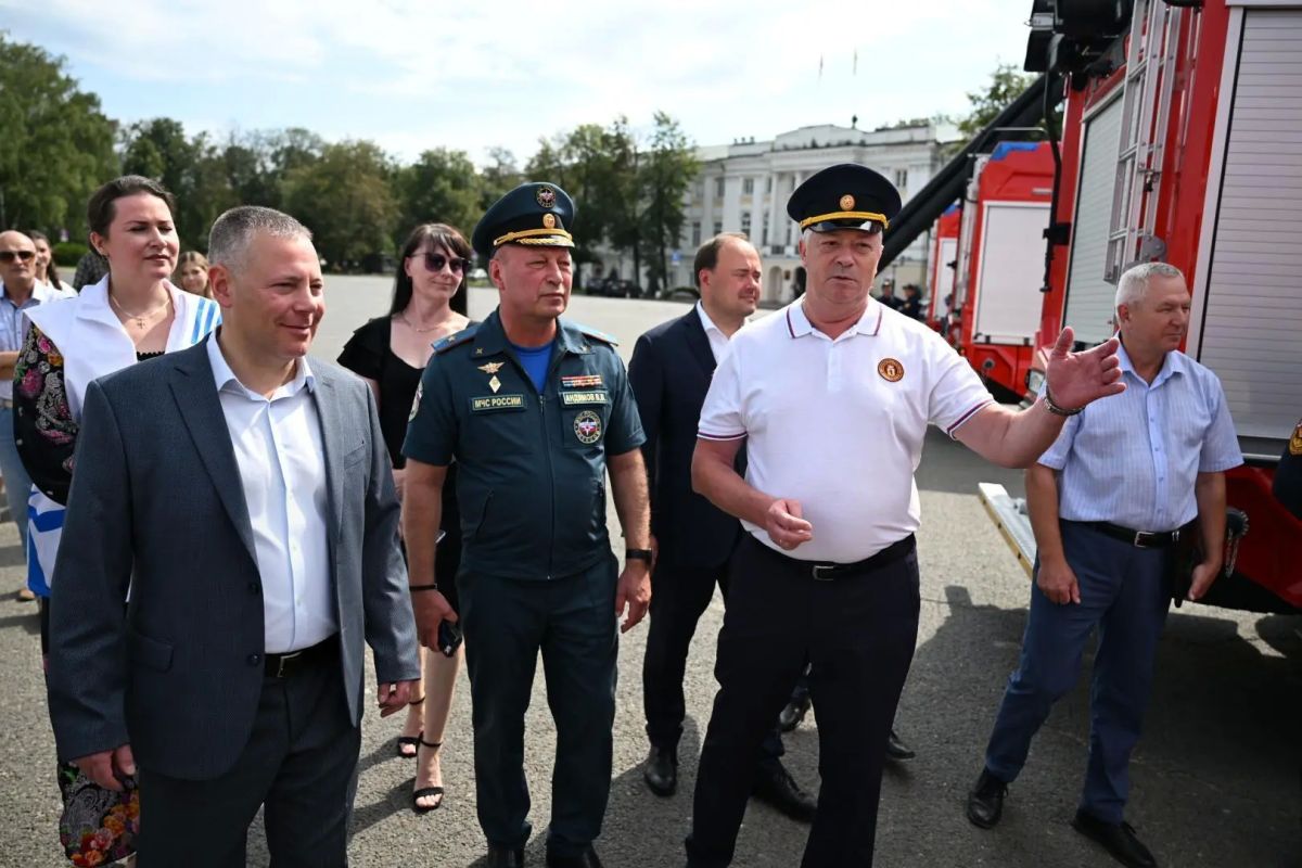 Михаил Евраев: Вручил пожарно-спасательной службе региона ключи от пяти новых пожарных машин Михаил Евраев: Вручил пожарно-спасательной службе региона ключи от пяти новых пожарных машин